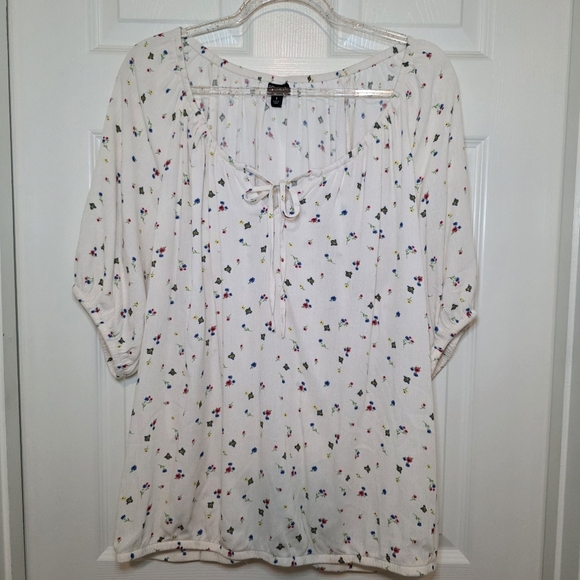 Torrid Cream Blouse with Floral Accents Sz 1X - Picture 1 of 10
